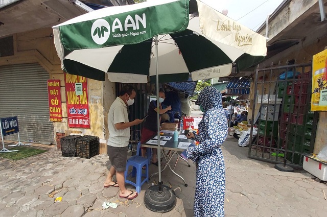 Long Biên: Người dân ủng hộ đi chợ bằng thẻ - Ảnh 3
