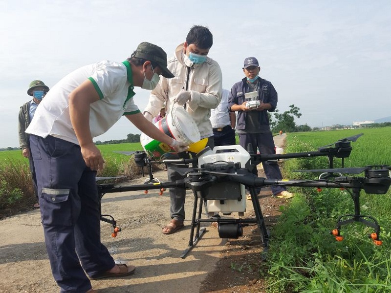 Huyện Thạch Thất: Tổ chức phun thuốc trừ sâu bằng máy bay không người lái - Ảnh 1