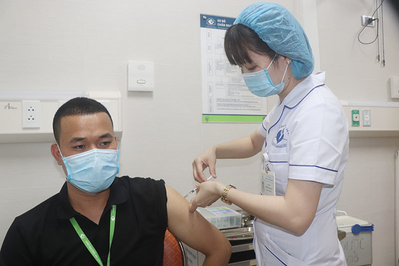 Hà Nội: Người dân sẽ được tiêm 2 mũi vaccine Covid-19 cùng loại - Ảnh 1