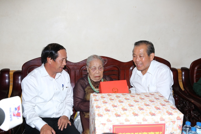 Phó Thủ tướng Thường trực thăm, tặng quà người có công TP Hải Phòng - Ảnh 1