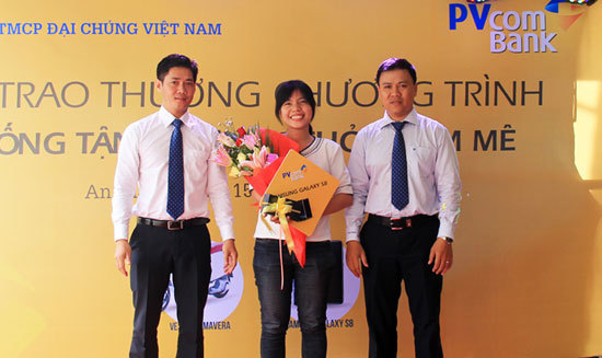 PVcomBank trao giải xe máy Vespa cho khách hàng Long Xuyên - Ảnh 1