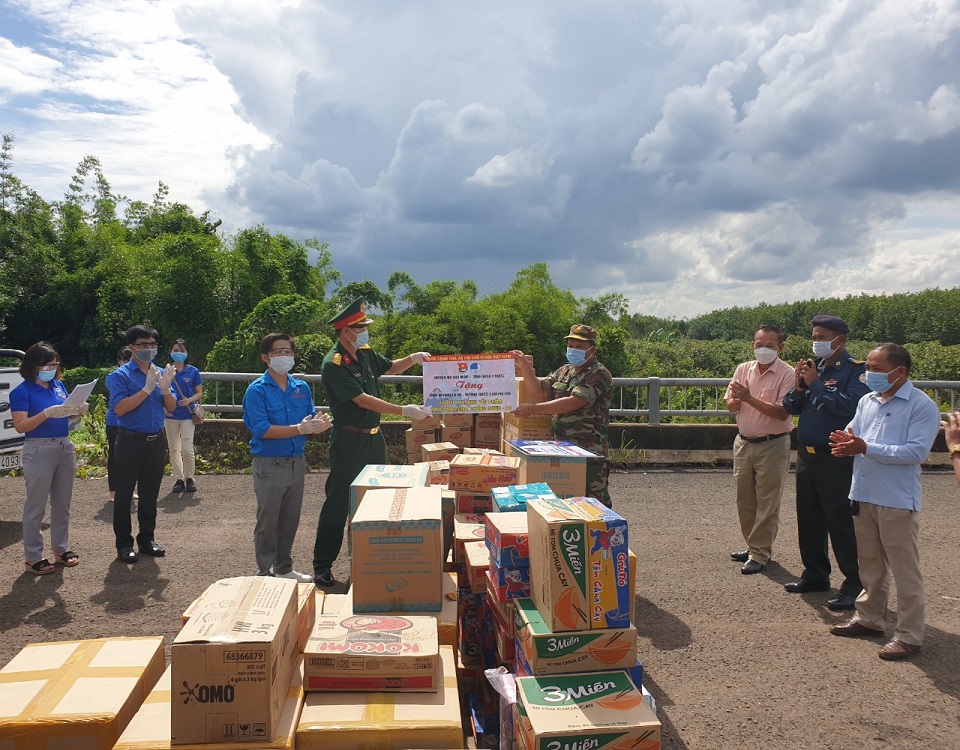 Tỉnh đoàn Bình Phước tặng quà cho huyện Ô Răng (Campuchia) chống dịch Covid-19 - Ảnh 1