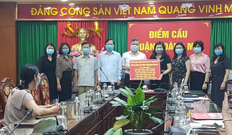 Ngành GD&ĐT quận Hoàng Mai ủng hộ Quỹ phòng, chống dịch Covid-19 hơn 361 triệu đồng - Ảnh 1