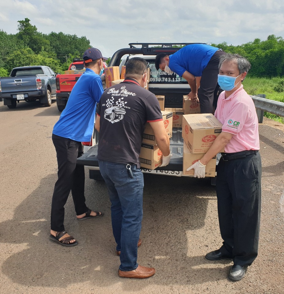Tỉnh đoàn Bình Phước tặng quà cho huyện Ô Răng (Campuchia) chống dịch Covid-19 - Ảnh 2