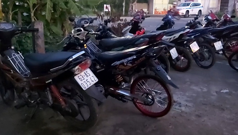 Bắt giữ hàng chục “quái xế” tụ tập đua xe trên Quốc lộ 50 ở Tiền Giang - Ảnh 2