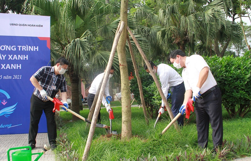 Quận Hoàn Kiếm trồng bổ sung cây xanh tại Vườn hoa Bác Cổ - Ảnh 1