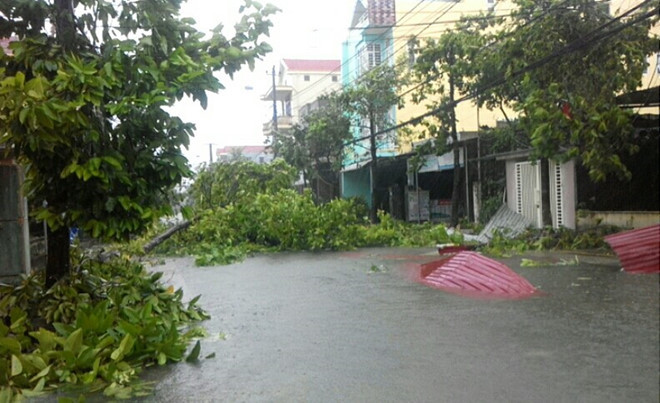 Toàn cảnh bão số 10 tàn phá miền Trung, Hà Tĩnh - Quảng Bình thiệt hại nặng nề - Ảnh 17