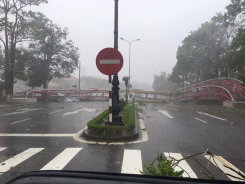 Toàn cảnh bão số 10 tàn phá miền Trung, Hà Tĩnh - Quảng Bình thiệt hại nặng nề - Ảnh 28