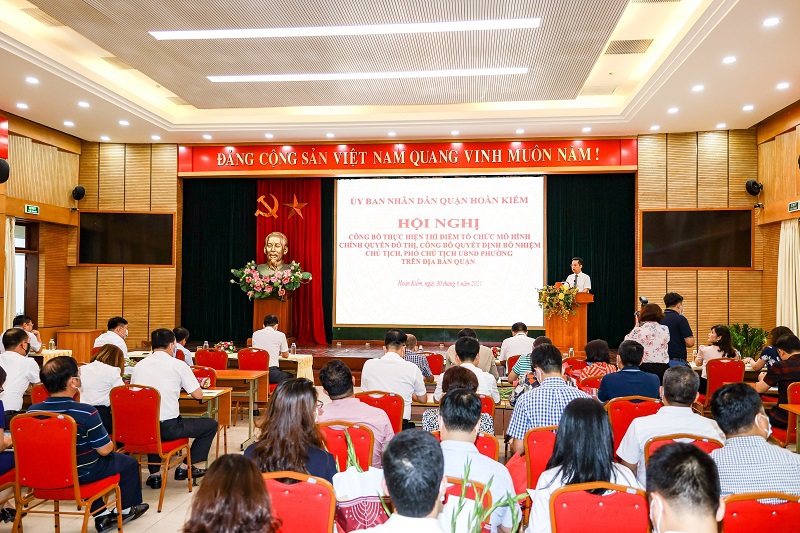 Quận Hoàn Kiếm công bố quyết định bổ nhiệm 16 Chủ tịch, 35 Phó Chủ tịch UBND phường - Ảnh 1