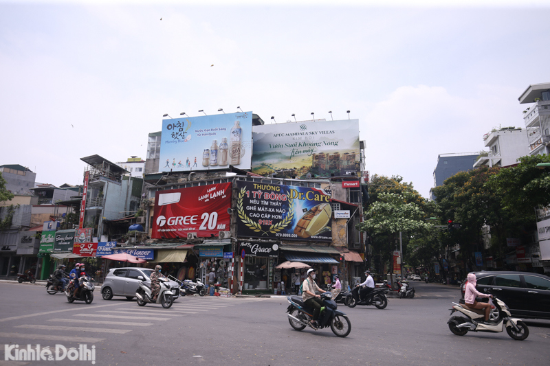 Đoàn thanh tra, kiểm tra Sở VH&TT Hà Nội lập biên bản hàng chục biển vi phạm hoạt động quảng cáo - Ảnh 6
