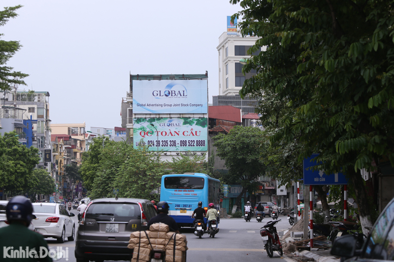 Hà Nội: Biển quảng cáo quá khổ của các thương hiệu FPT Shop, thời trang Nem... phủ đầy các con phố - Ảnh 1