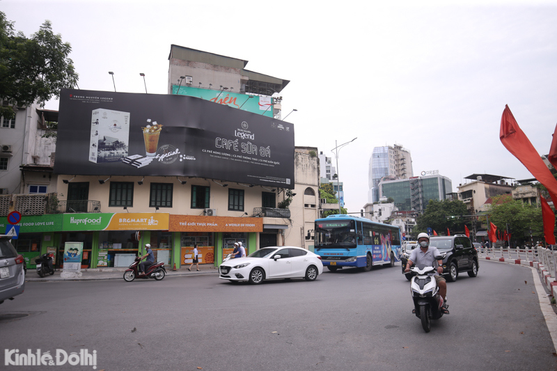 Hà Nội: Biển quảng cáo quá khổ của các thương hiệu FPT Shop, thời trang Nem... phủ đầy các con phố - Ảnh 13
