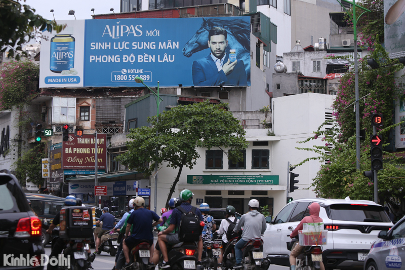 Hà Nội: Biển quảng cáo quá khổ của các thương hiệu FPT Shop, thời trang Nem... phủ đầy các con phố - Ảnh 14