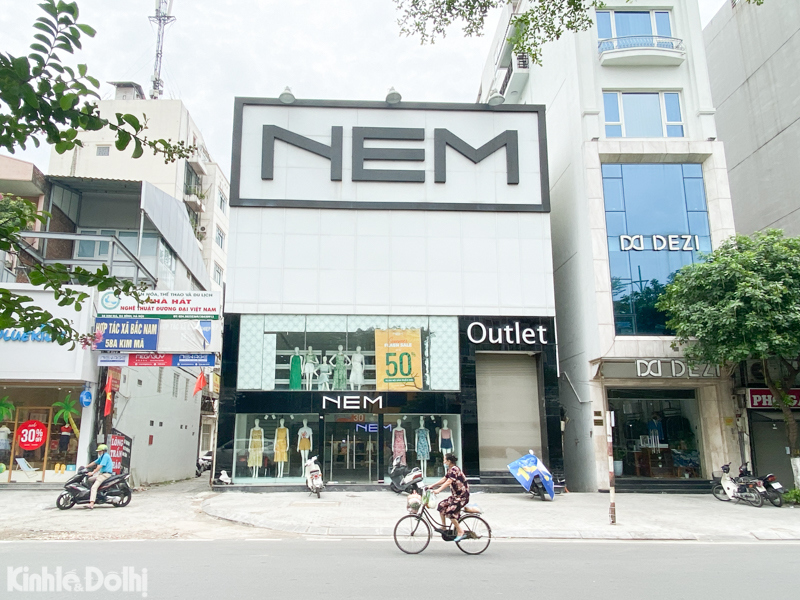 Hà Nội: Biển quảng cáo quá khổ của các thương hiệu FPT Shop, thời trang Nem... phủ đầy các con phố - Ảnh 11