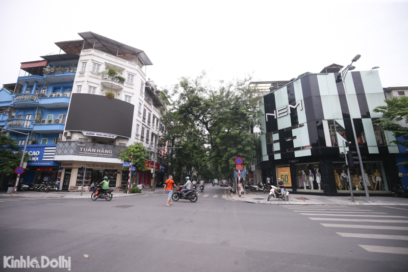 Hà Nội: Biển quảng cáo quá khổ của các thương hiệu FPT Shop, thời trang Nem... phủ đầy các con phố - Ảnh 12