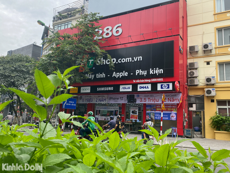 Hà Nội: Biển quảng cáo quá khổ của các thương hiệu FPT Shop, thời trang Nem... phủ đầy các con phố - Ảnh 2