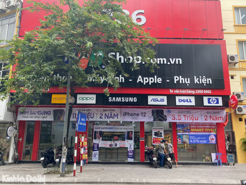 Hà Nội: Biển quảng cáo quá khổ của các thương hiệu FPT Shop, thời trang Nem... phủ đầy các con phố - Ảnh 3