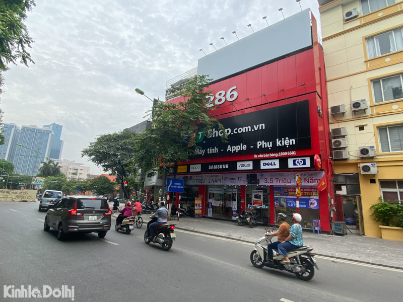Hà Nội: Biển quảng cáo quá khổ của các thương hiệu FPT Shop, thời trang Nem... phủ đầy các con phố - Ảnh 4