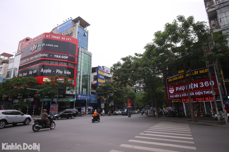 Hà Nội: Biển quảng cáo quá khổ của các thương hiệu FPT Shop, thời trang Nem... phủ đầy các con phố - Ảnh 5