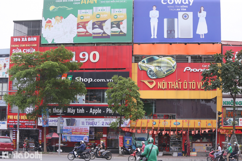 Hà Nội: Biển quảng cáo quá khổ của các thương hiệu FPT Shop, thời trang Nem... phủ đầy các con phố - Ảnh 7