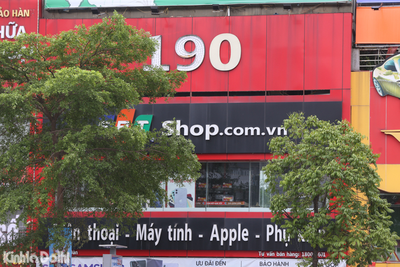 Hà Nội: Biển quảng cáo quá khổ của các thương hiệu FPT Shop, thời trang Nem... phủ đầy các con phố - Ảnh 8