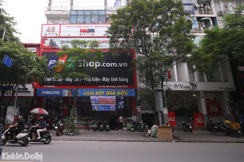 Hà Nội: Biển quảng cáo quá khổ của các thương hiệu FPT Shop, thời trang Nem... phủ đầy các con phố - Ảnh 9