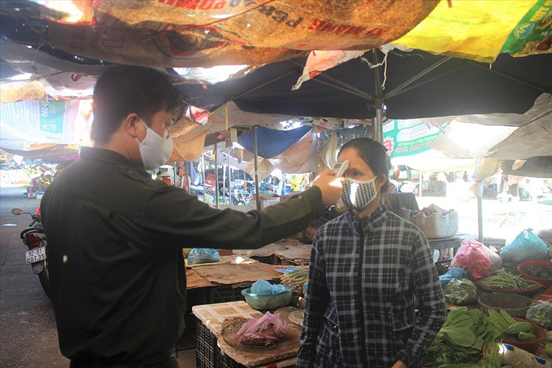 Quảng Nam: Không đeo khẩu trang, sát khuẩn sẽ không được vào chợ, siêu thị - Ảnh 1