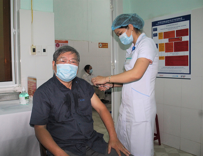 Quảng Nam tiêm vaccine phòng Covid-19 cho lực lượng tuyến đầu chống dịch - Ảnh 1