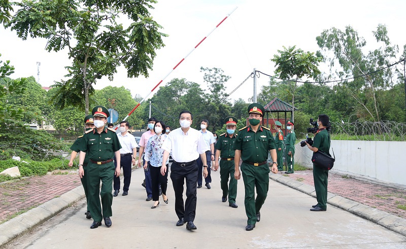 Chủ tịch UBND TP Chu Ngọc Anh: Rà soát xét nghiệm, giảm mật độ công dân trong khu cách ly - Ảnh 1