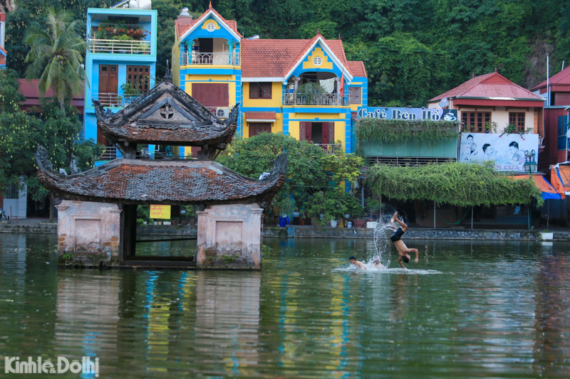 Hà Nội: Thanh niên hồn nhiên tụ tập bơi tại hồ Long Trì, dù mới có người đuối nước - Ảnh 1
