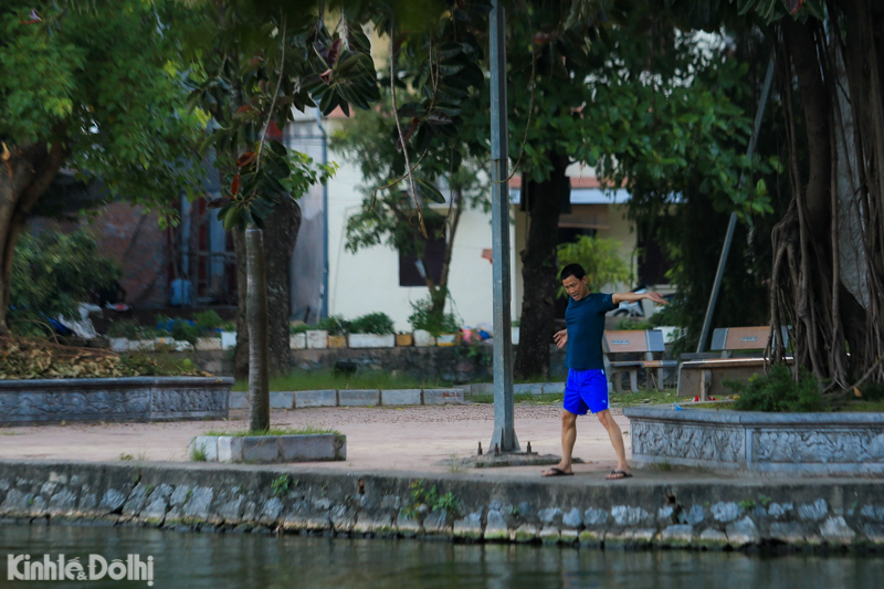 Hà Nội: Thanh niên hồn nhiên tụ tập bơi tại hồ Long Trì, dù mới có người đuối nước - Ảnh 2