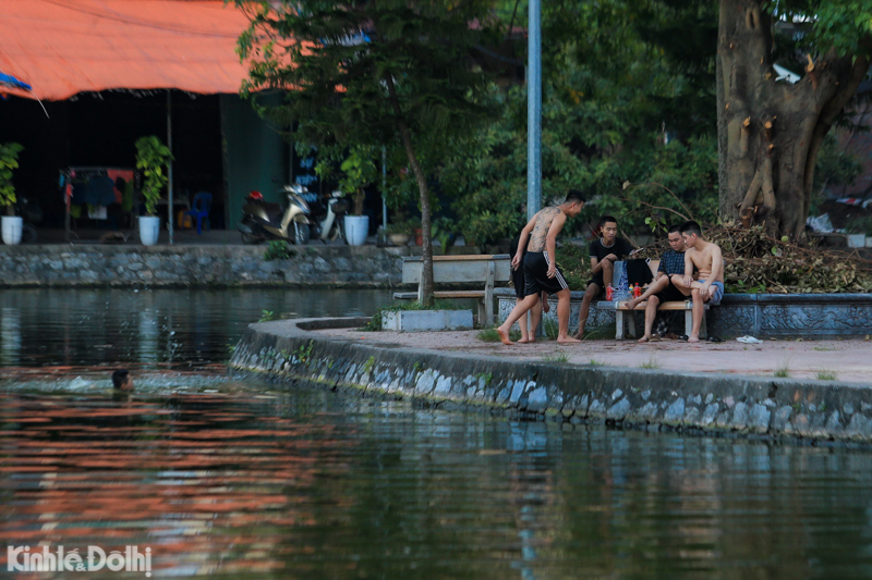 Hà Nội: Thanh niên hồn nhiên tụ tập bơi tại hồ Long Trì, dù mới có người đuối nước - Ảnh 3