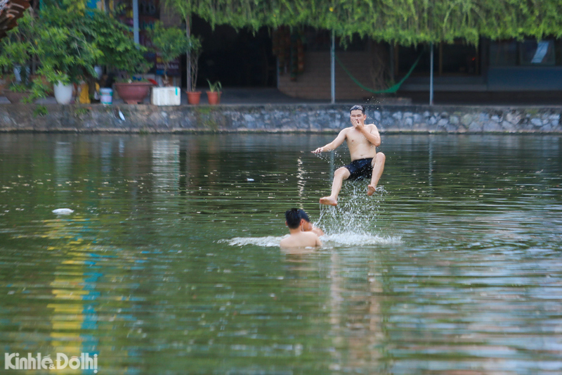 Hà Nội: Thanh niên hồn nhiên tụ tập bơi tại hồ Long Trì, dù mới có người đuối nước - Ảnh 4
