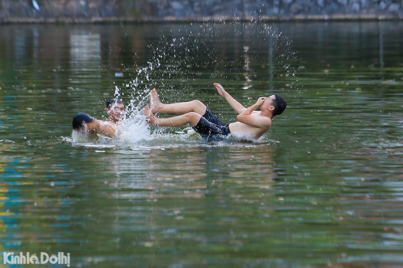 Hà Nội: Thanh niên hồn nhiên tụ tập bơi tại hồ Long Trì, dù mới có người đuối nước - Ảnh 5