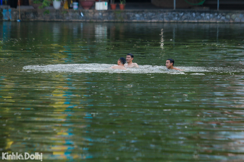 Hà Nội: Thanh niên hồn nhiên tụ tập bơi tại hồ Long Trì, dù mới có người đuối nước - Ảnh 6