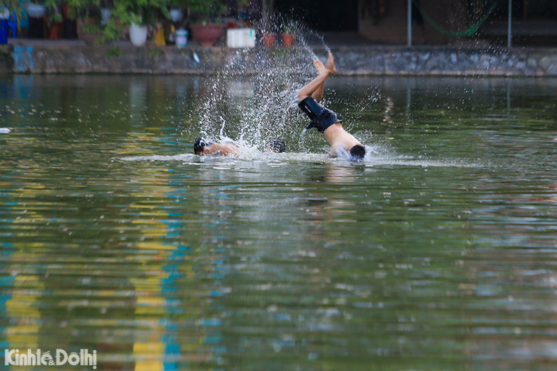 Hà Nội: Thanh niên hồn nhiên tụ tập bơi tại hồ Long Trì, dù mới có người đuối nước - Ảnh 7