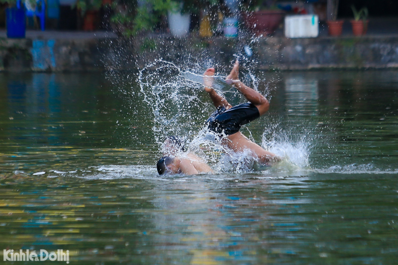 Hà Nội: Thanh niên hồn nhiên tụ tập bơi tại hồ Long Trì, dù mới có người đuối nước - Ảnh 8