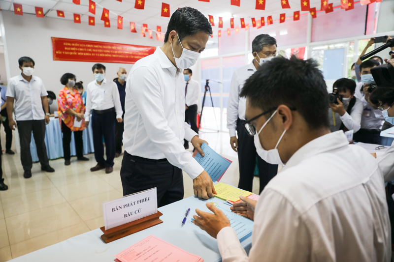 Trưởng Ban Kinh tế Trung ương Trần Tuấn Anh bỏ phiếu bầu cử tại phường Thảo Điền, Thành phố Thủ Đức - Ảnh 3