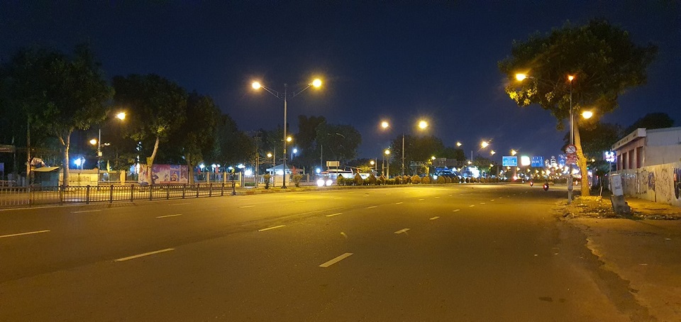 TP Hồ Chí Minh: Đường phố vắng lặng, người dân chấp hành hạn chế ra đường từ 18 giờ - Ảnh 4