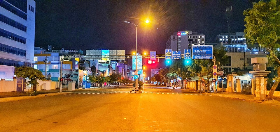TP Hồ Chí Minh: Đường phố vắng lặng, người dân chấp hành hạn chế ra đường từ 18 giờ - Ảnh 5