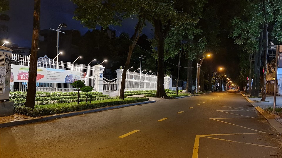 TP Hồ Chí Minh: Đường phố vắng lặng, người dân chấp hành hạn chế ra đường từ 18 giờ - Ảnh 6
