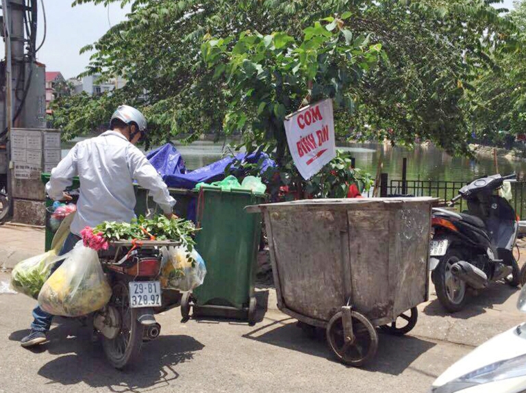 Bãi tập kết rác thải phường Ngọc Hà gây ô nhiễm - Ảnh 2