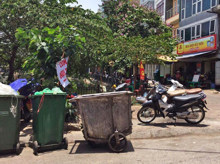 Bãi tập kết rác thải phường Ngọc Hà gây ô nhiễm - Ảnh 4