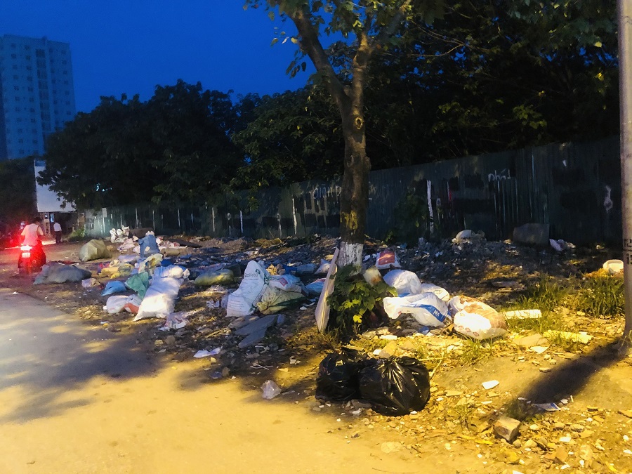 Quận Hoàng Mai: Nhếch nhác rác thải quanh dự án khu chung cư Đền Lừ III - Ảnh 4