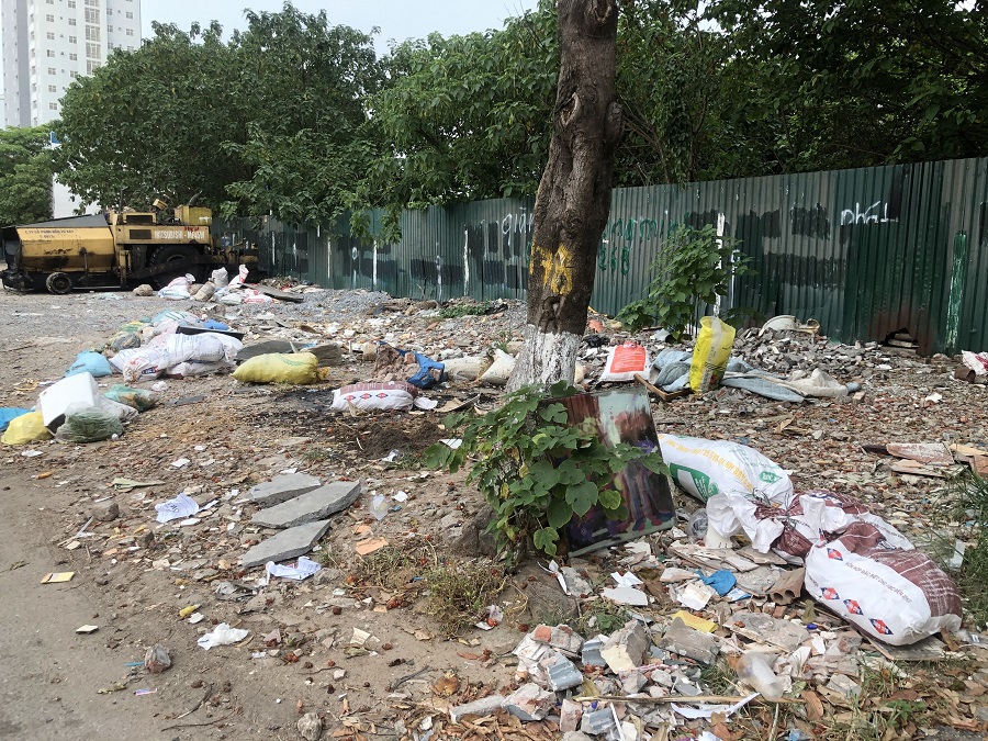 Quận Hoàng Mai: Nhếch nhác rác thải quanh dự án khu chung cư Đền Lừ III - Ảnh 1