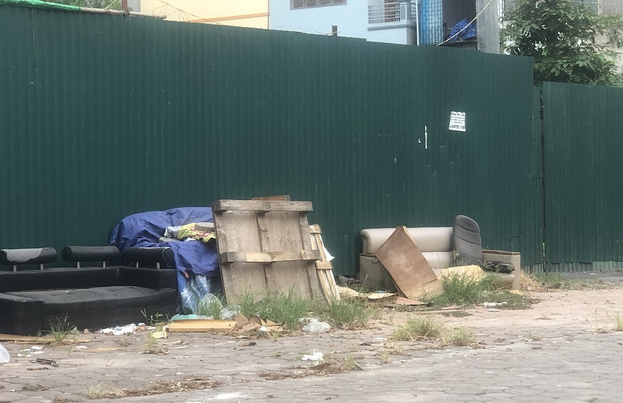 Quận Hoàng Mai: Nhếch nhác rác thải quanh dự án khu chung cư Đền Lừ III - Ảnh 2