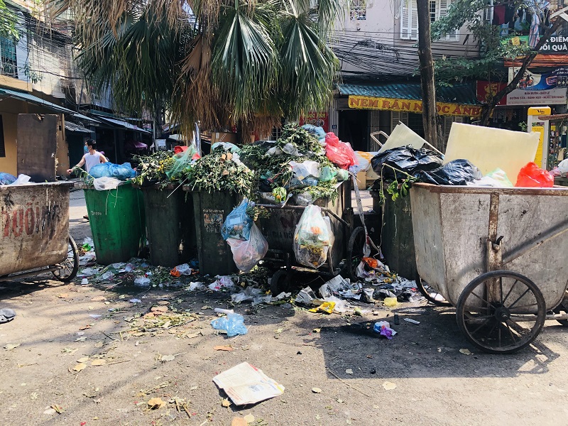 Ô nhiễm môi trường từ xe tập kết rác thải trong khu dân cư - Ảnh 3