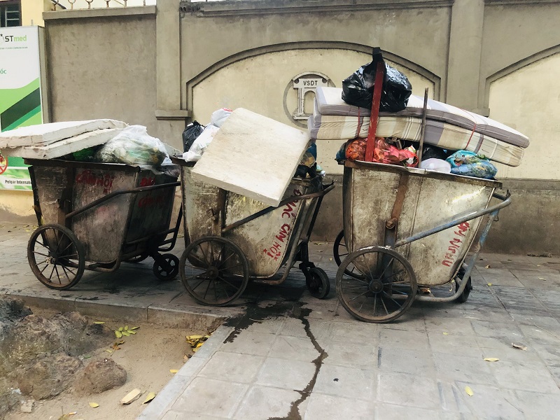 Ô nhiễm môi trường từ xe tập kết rác thải trong khu dân cư - Ảnh 2