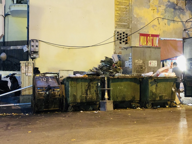 Ô nhiễm môi trường từ xe tập kết rác thải trong khu dân cư - Ảnh 4