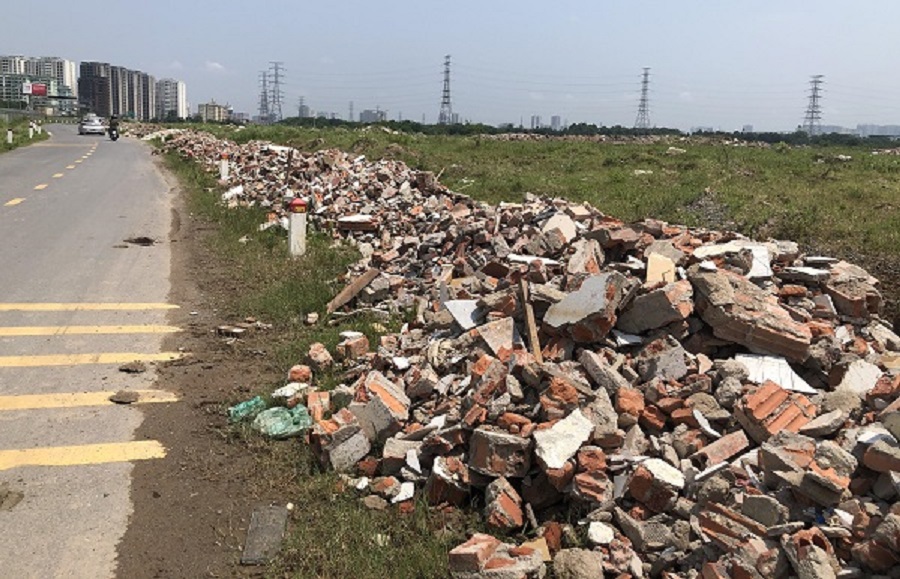 Hà Nội: Rác thải xây dựng vẫn bị đổ trộm tràn lan - Ảnh 1